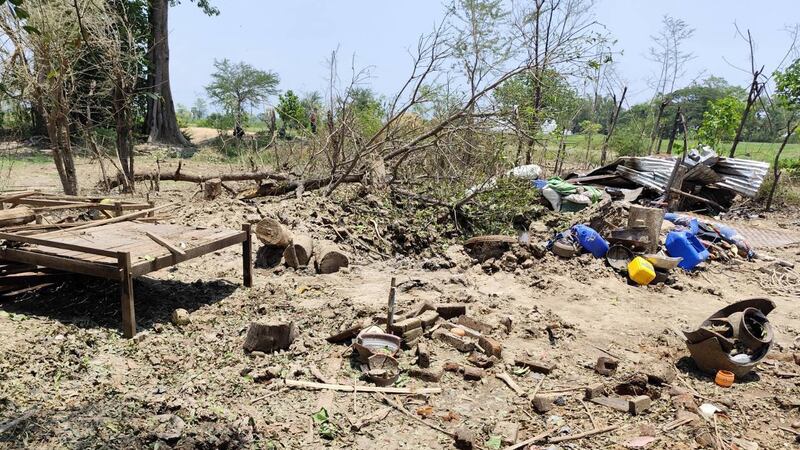 ဒီပဲယင်းမြို့နယ် မကြီးအုပ်ရွာအား စစ်ကောင်စီတပ်မှ လေကြောင်းနဲ့ပစ်ခတ်၊ ဗုံးကြဲခဲ့သဖြင့် ပျက်စီးမှုများကို ၂၀၂၄ ခုနှစ်၊ မေလ ၁၂ ရက်နေ့က တွေ့ရစဉ်။ (ဓာတ်ပုံ - ဒီပဲယင်းမြို့နယ် မီးဘေး၊ စစ်ဘေး၊ ပညာရေးနဲ့ ကူညီစောင့်ရှောက်ရေးအဖွဲ့)