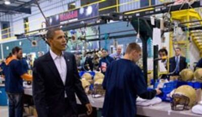 Tổng thống Barack Obama thăm công ty Riddell, Ohio. PHOTO AFP.