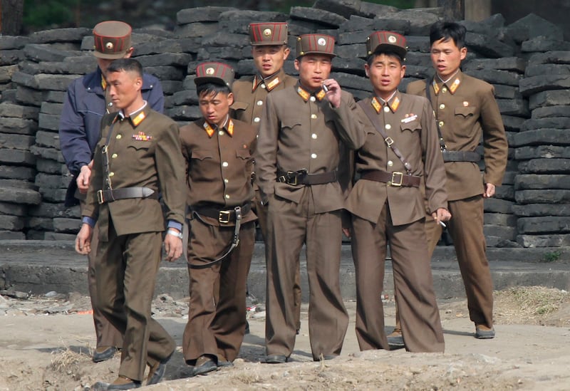 담배 피우는 북한 군인들