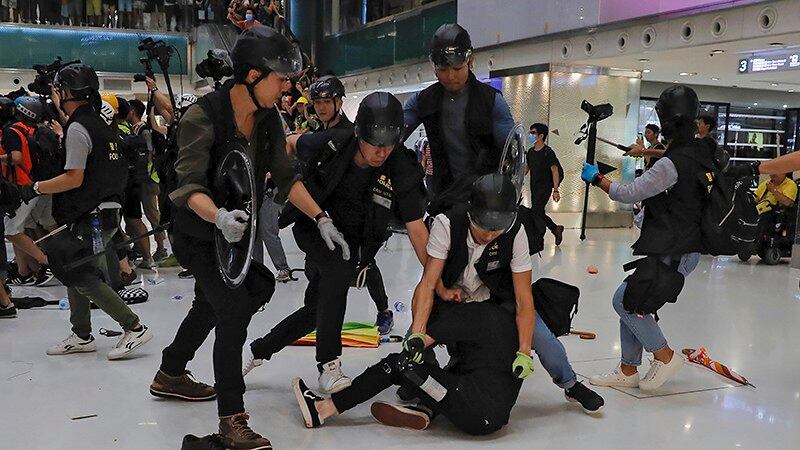 2019年7月14日，香港民众再次上街抗议，并爆发警民冲突。（美联社）