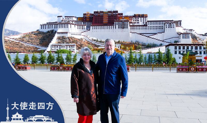 ཨ་མི་རི་ཀའི་གཞུང་ཚབ་ཆེན་མོ་མཆོག་གིས་བོད་ཀྱི་རྒྱལ་ས་ལྷ་སར་གཟིགས་སྐོར་གནང་སྐབས་ཀྱི་པར།