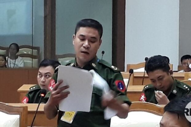 တပ်မတော်သား လွှတ်တော်ကိုယ်စားလှယ် ဗိုလ်မှူး လှိုင်ဖြိုးဝေ ကချင်ပြည်နယ်လွှတ်တော်မှာ အဆိုတင်သွင်းနေစဉ်