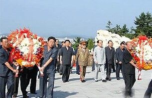 지난해 7월 27일 정전협정 체결 56주년을 맞아 평양 대성산 혁명열사릉에서 김영남 최고인민회의상임위원장과 오극렬 국방위원회 부위원장 및 당과 군, 국가간부들이 헌화하고 있다.