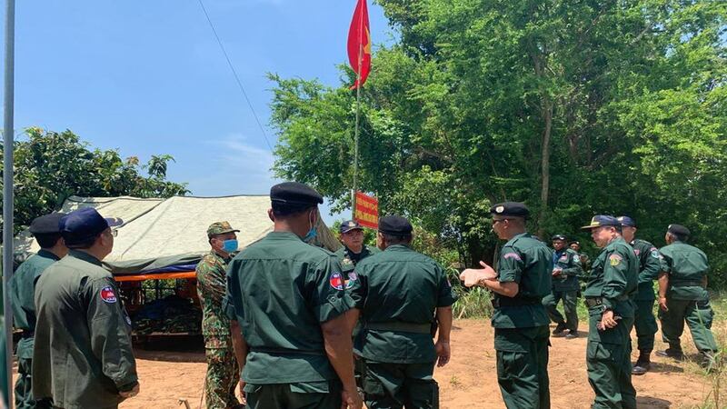 នគរបាលខេត្តកណ្ដាល ចុះទៅប្រាប់ទាហានវៀតណាមឱ្យរុះរើតង់ស្នាក់នៅចំនួន ៩កន្លែង បោះនៅចំណុចដំបូកចែវ ខេត្តកណ្ដាល នៅថ្ងៃទី២៦ ខែមេសា ឆ្នាំ២០២០ ដែលជាតំបន់សមិនទាន់បានឯកភាពគ្នាវាស់ចែកខណ្ឌសីមា និងបោះបង្គោលនៅឡើយ។