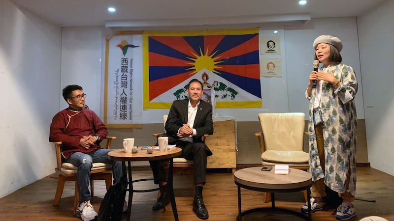 藏人行政中央驻台代表格桑坚参（中）25日出席“被消失二十六年的班禅喇嘛”座谈。左为藏台连线理事长札西慈仁、右为理事林欣怡。（记者夏小华摄）
