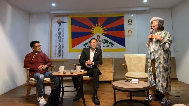 藏人行政中央驻台代表格桑坚参(中)25日出席“被消失二十六年的班禅喇嘛”座谈。左为藏台连线理事长札西慈仁、右为理事林欣怡。(记者夏小华摄)
