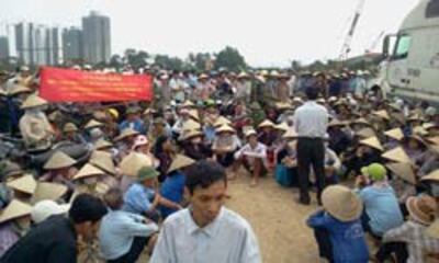 Người dân Văn Giang biểu tình phản đối trưng thu đất. Photo courtesy of nguyenxuandien's blog