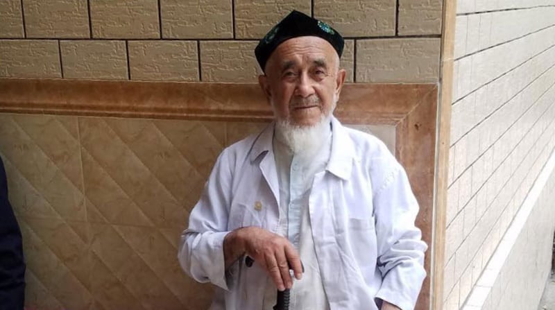 ئاتۇشنىڭ ئۈستۈن ئاتۇش يېزىسى قايراق كەنتىدىكى مەھەللە مەسچىتىنىڭ ئىمامى ئابىدىن داموللام. (ۋاقتى ئورنى ئېنىق ئەمەس)