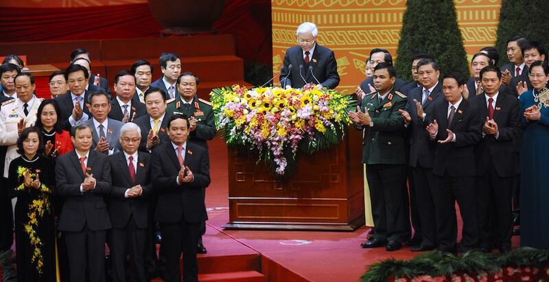Hình minh họa. TBT Nguyễn Phú Trọng (giữa) phát biểu giữa 200 uỷ viên Trung ương Đảng tại lễ bế mạc đại hội 12 ở Hà Nội hôm 28/1/2016