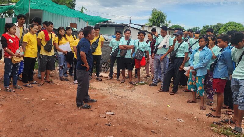 MOU စနစ်ဖြင့် ထိုင်းနိုင်ငံတွင် သွားရောက်အလုပ်လုပ်နေသည့် အလုပ်သမားတွေထဲမှ အခက်အခဲဖြစ်နေသူများအား ၂၀၂၃ ဩဂုတ်လအတွင်က တွေ့ရစဉ်။ (Hla Khaing Photo)