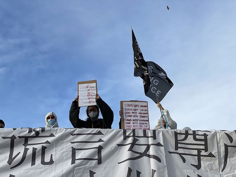 去年10月底，Apple和友人在伦敦市中心的特拉法加广场（Trafalgar Square）上发起集会声援彭立发，是近二、三十年来绝无仅有的一次在英中国青年抗议集会。 （吕熙摄）