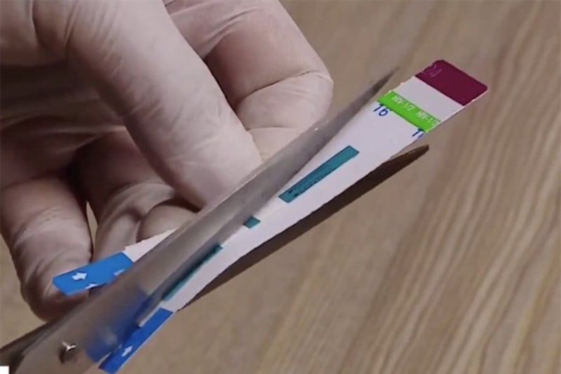 Nhân viên Bệnh viện Đa khoa Saint Paul Hà Nội cắt đôi que thử HIV nhanh. 