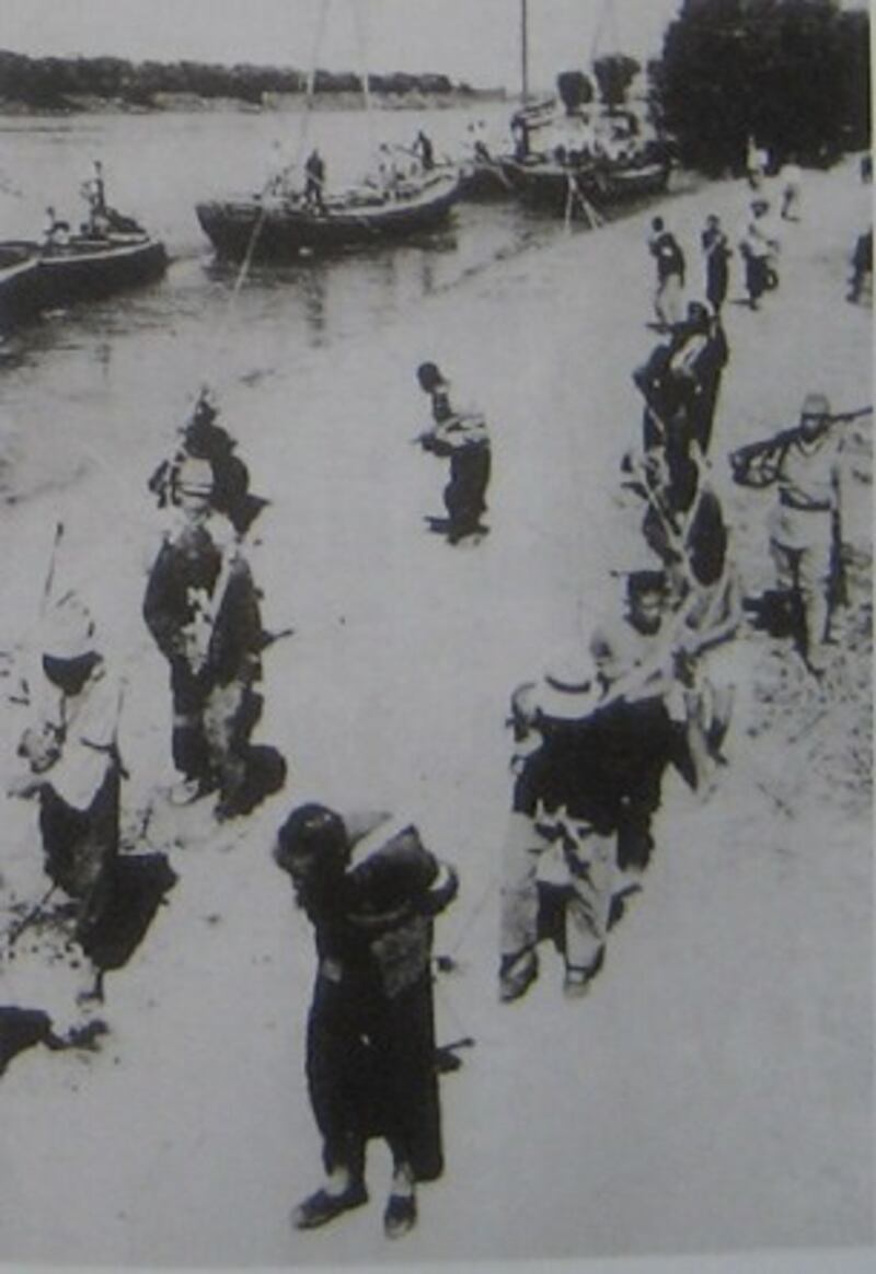 图片：1940年代日本强掳中国人当劳工。（引自《花岗事件》）