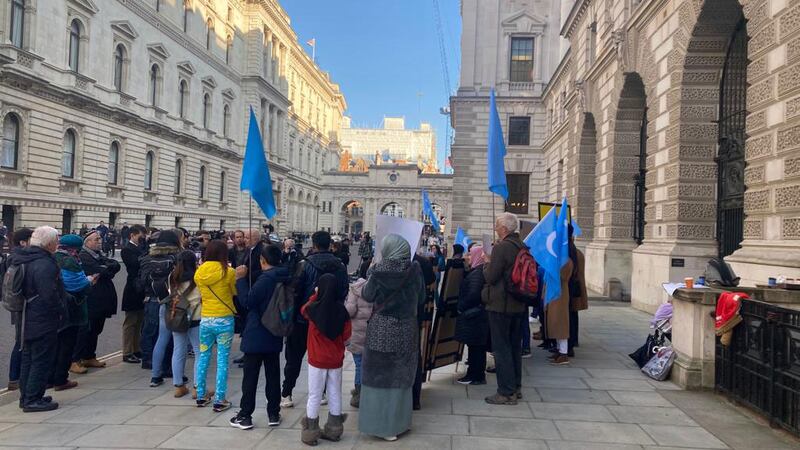 ئەركىن تۇنىيازنىڭ ئەنگىلىيەگە كېلىشىگە قارشى لوندوندىكى ئەنگلىيە تاشقى ئىشلار مىنىستىرلىقى بىناسى ئالدىدا باشلانغان نامايىشتىن كۆرۈنۈش. 2023-يىلى 13-فېۋرال.