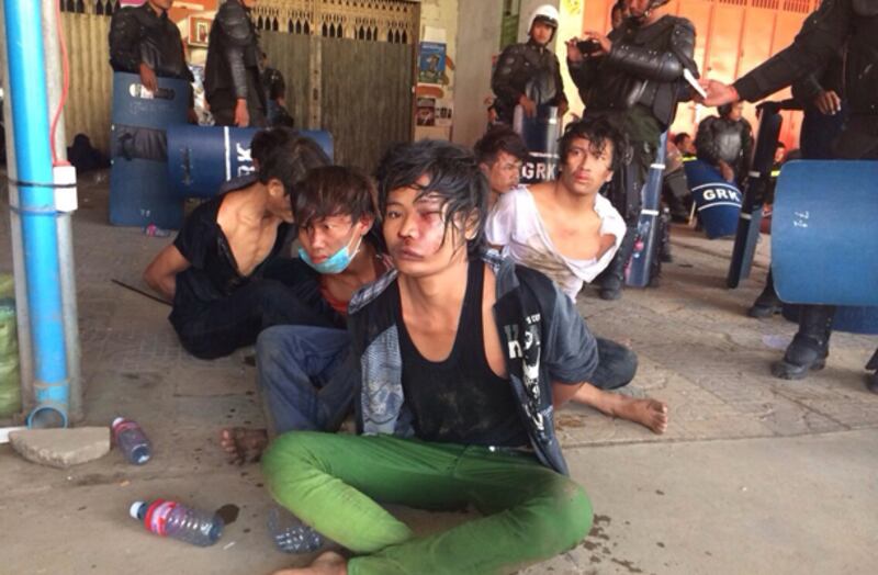 ក្រុមយុវជនដែលជាកម្មករ ត្រូវសមត្ថកិច្ចវាយដំ និងចាប់ចង ពេលប៉ះទង្គិចគ្នានៅតាមបណ្ដោយផ្លូវវ៉េងស្រេង កាលពីថ្ងៃទី៣ ខែមករា ឆ្នាំ២០១៤។