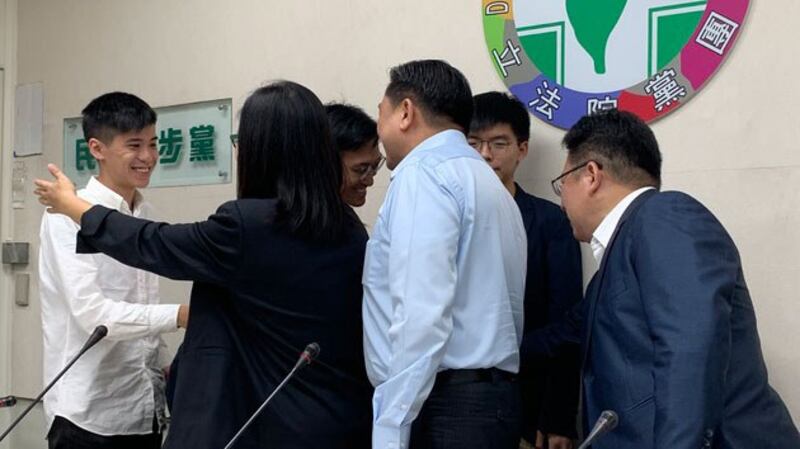 黄之锋一行人拜会民进党立法院党团。（记者 黄春梅摄）