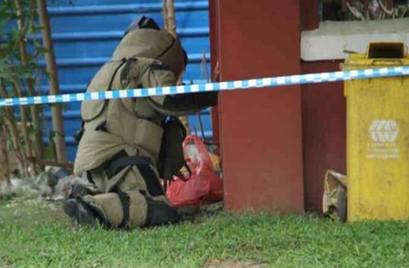 មន្ត្រី​ជំនាញ​ខាង​ដោះ​មីន​ស៊ីម៉ាក់ (CMAC) កំពុង​ដាក់​ឧបករណ៍​ដើម្បី​បំផ្ទុះ​គ្រាប់​បែក​ច្នៃ​ពី​ចម្ងាយ នា​សួន​ច្បារ​មុខ​មន្ទីរ​រដ្ឋសភា សង្កាត់​ទន្លេ​បាសាក់ ខណ្ឌ​ចំការមន រាជធានី​ភ្នំពេញ នៅ​ថ្ងៃ​ទី១៣ ខែ​កញ្ញា ឆ្នាំ​២០១៣។