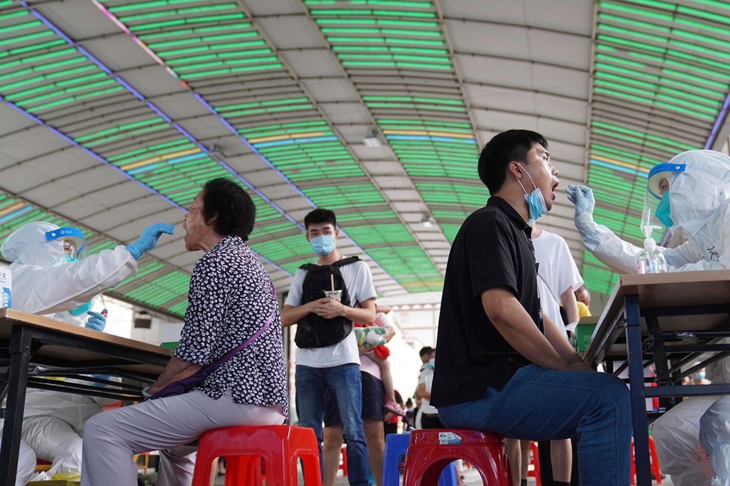 资料图片:2021 年 5 月 30 日,广州市的居民接受冠状病毒检测。