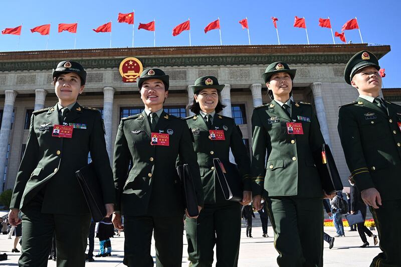 2022年10月22日,中共二十大的闭幕会议结束后,代表们离开人民大会堂。(法新社)