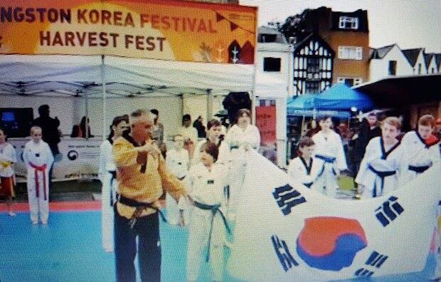 '통일을 만들어가는 사람들'의 한국 축제행사.