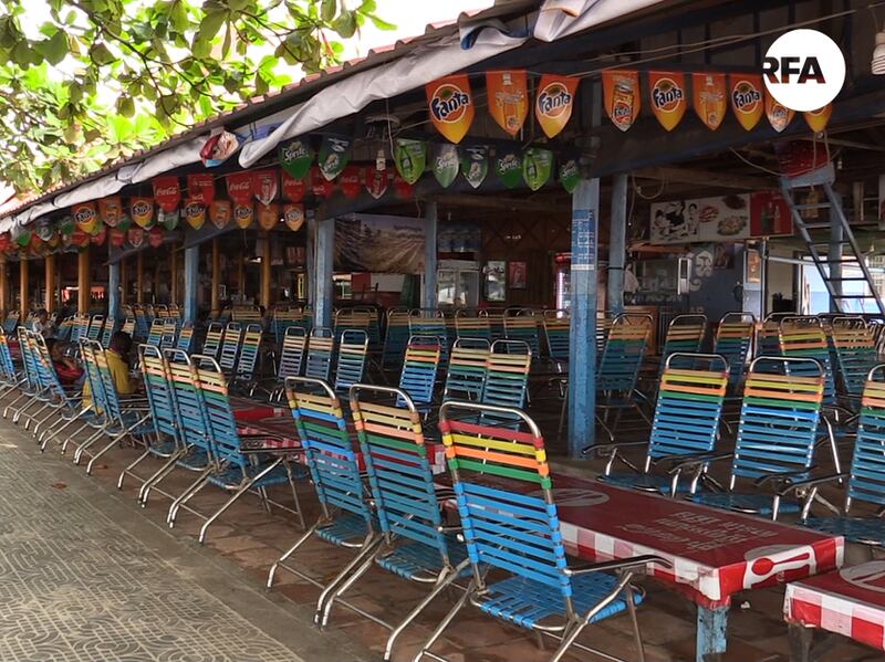 តូប​លក់​ដូរ​របស់​អាជីវករ​នៅ​ឆ្នេរ​អូរឈើទាល ខេត្ត​ព្រះសីហនុ ថ្ងៃ​ទី​១៧ ខែ​កុម្ភៈ ឆ្នាំ​២០១៧។ 