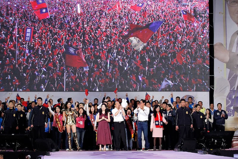 2020 年 1 月 10 日，在总统和议会选举之前，台湾国民党 (KMT) 总统候选人韩国瑜（中）在台北总统府前的竞选集会上。（法新社）