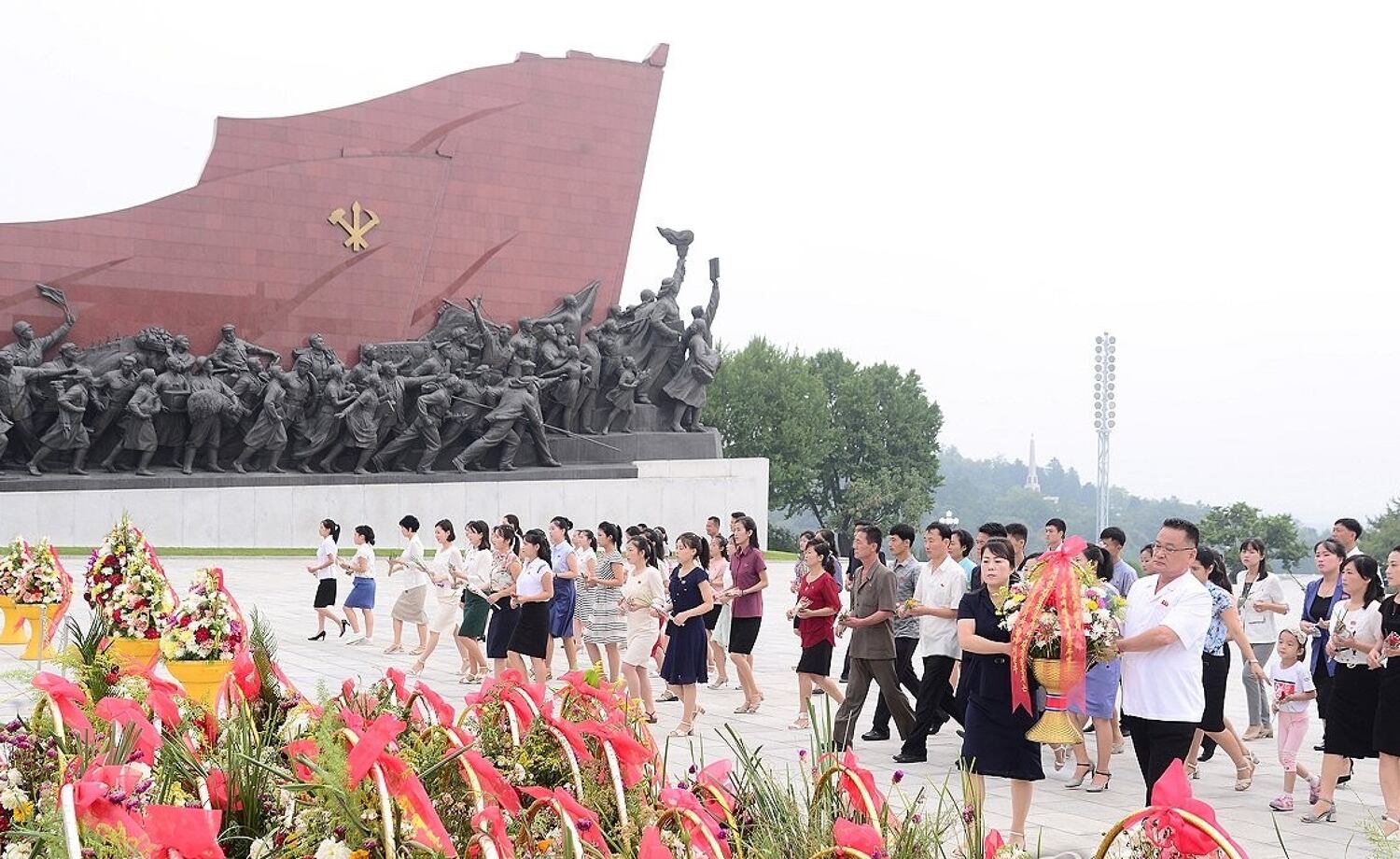 지난해 정권수립일(9ㆍ9절)을 맞아 조선중앙통신이 보도한 사진에서 북한주민들이 만수대 김일성.김정일동상에 헌화하고 있다.
