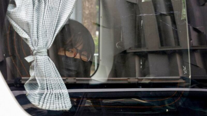 香港支联会副主席邹幸彤被带上警方安排的汽车(路透社)