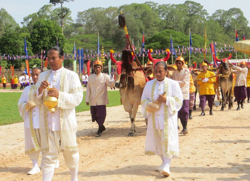 ក្រុមបារគូរបស់ព្រះបរមរាជវាំង នាំមុខព្រះរាជពិធីច្រត់ព្រះនង្គ័លនៅវាលព្រះស្រែនៅបរិវេណប្រាសាទអង្គរធំ ខេត្តសៀមរាប កាលពីព្រឹកថ្ងៃទី២៤ ខែឧសភា ឆ្នាំ២០១៦។