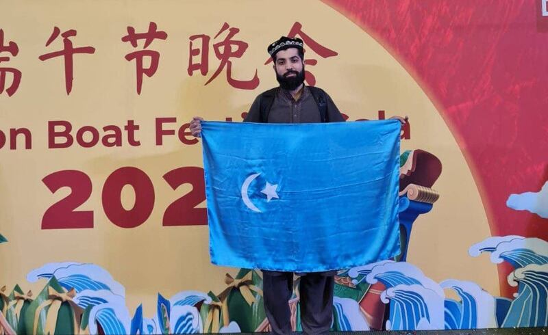 ئىسلامئابادتىكى پاكىستان دۆلەتلىك ئىلىم-پەن ۋە تېخنولوگىيە ئۇنىۋېرسىتېتىدا ئۆتكۈزۈلگەن تاڭزوڭزا(端午) بايرىمىنى تەبرىكلەش پائالىيىتىدە ئۇيغۇر دوپپىسىنى كىيىپ، شەرقىي تۈركىستان بايرىقىنى ئۈستىگە ئارتىپ كىرگەن پاكىستانلىق ياش مۇھەممەد ئوسمان ئەسەد. 2022-يىلى 10-ئىيۇن.