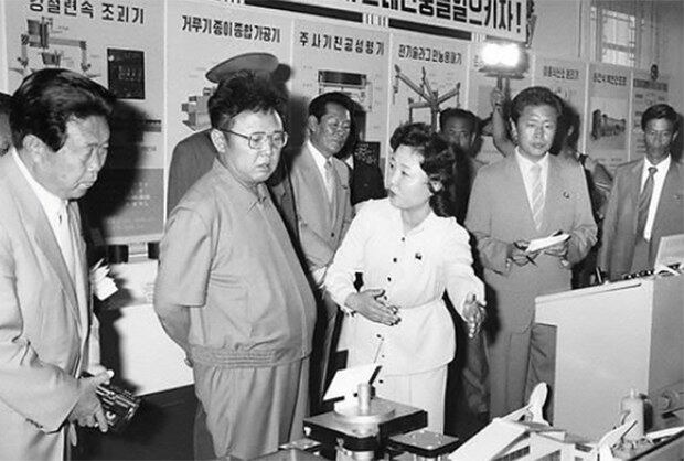 1986년 7월 전국 3대혁명소조기술혁신전시장을 돌아보는 김정일 국방위원장의 사진을 29일 조선중앙통신이 보도했다. 