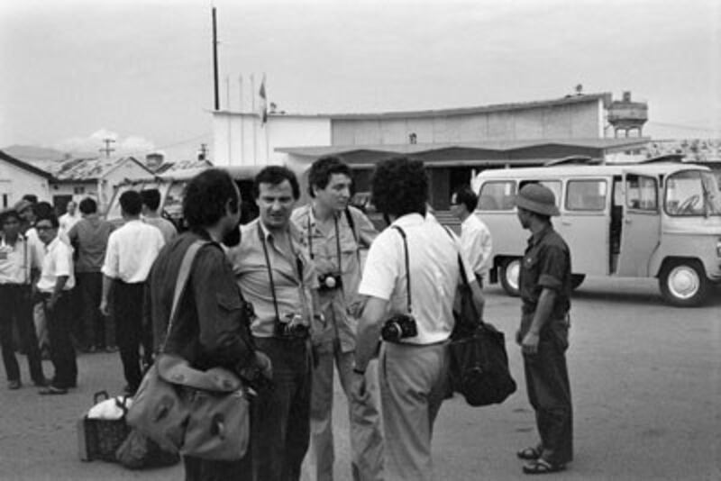 Các nhiếp ảnh gia báo chí nước ngoài tập trung tại sân bay Đà Nẵng hôm 21/4/1975. AFP photo