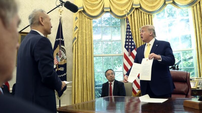 美国总统特朗普（右）2019年10月11日会见中国副总理刘鹤（左）（美联社）