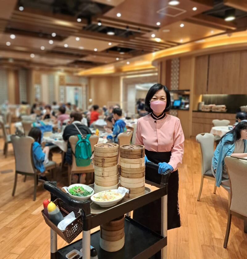 葉劉淑儀最近客串做侍應，了解酒樓勞工辛酸。(葉劉淑儀Facebook專頁)