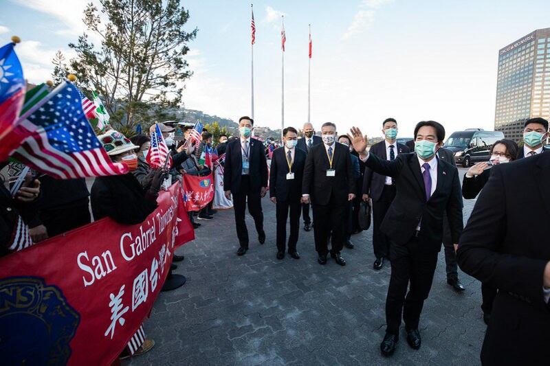 台湾副总统赖清德出访洪都拉斯,25日过境美国洛杉矶,受到台侨欢迎。(总统府提供)