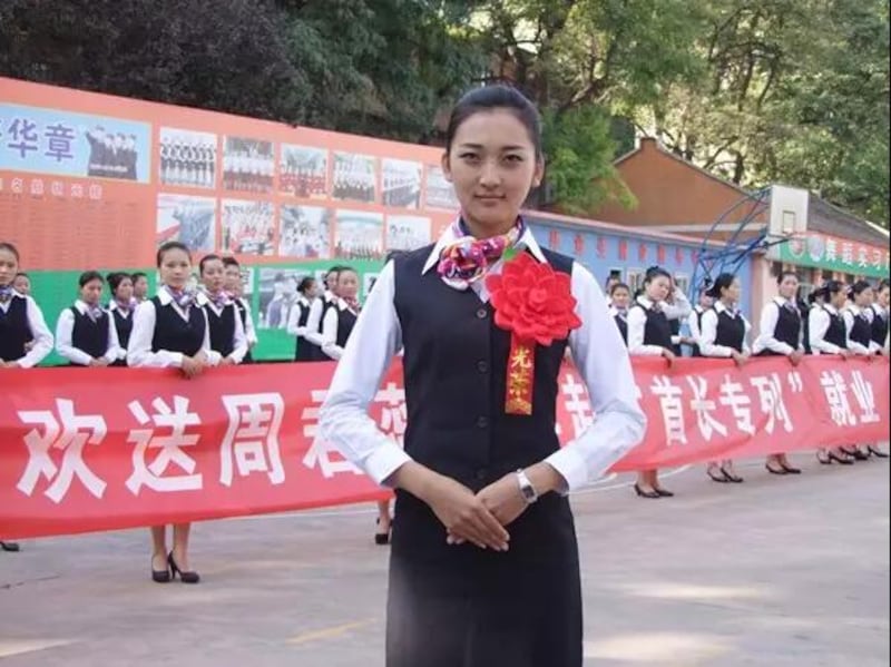 在全民崇尚權力的大背景下,陝西中北鐵道學院學生周君蕊入選首長專列乘務員,就此成為學校高調宣講和學生們追捧的對象。(陝西中北鐵路學院發布 / 拍攝日期不詳)