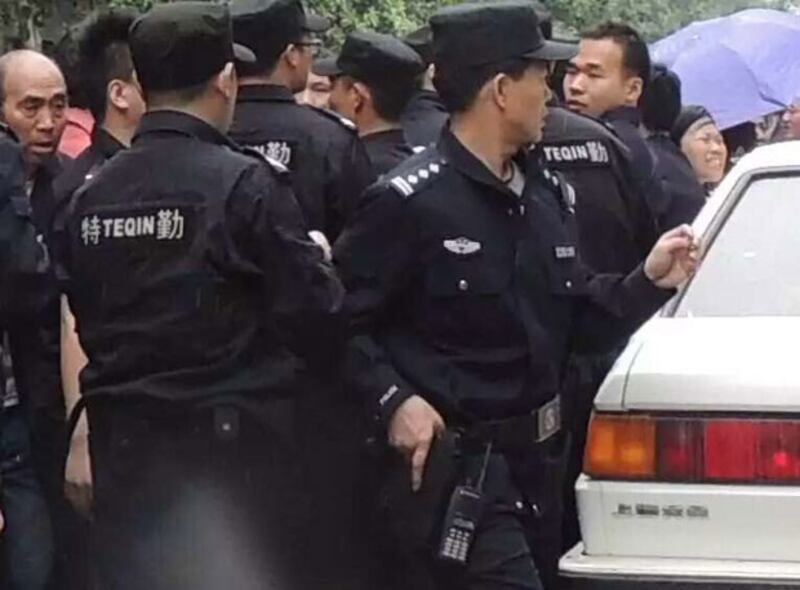 甚至有警察按住腰間的配槍,準備拔槍。(目擊者提供)