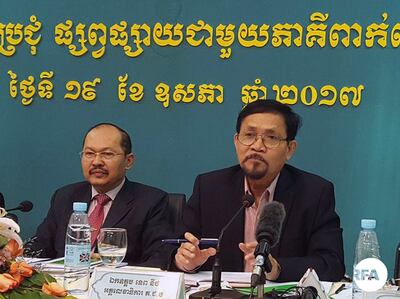 អគ្គលេខាធិការ គ.ជ.ប លោក ទេព នីថា (ស្ដាំ) ថ្លែង​ក្នុង​សន្និសីទ​កាសែត នា​រាជធានី​ភ្នំពេញ នៅ​ថ្ងៃ​ទី​១៩ ឧសភា ឆ្នាំ​២០១៧។ RFA/Kher Sonorng