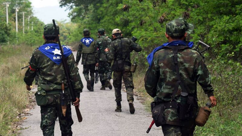 ဒီးမော့ဆို ပြည်သူ့ကာကွယ်ရေးတပ်ဖွဲ့ဝင်များအား တွေ့ရစဉ်။ (ဓာတ်ပုံ - ပြည်သူ့ကာကွယ်ရေးတပ် - ဒီးမော့ဆိုမြို့နယ်)