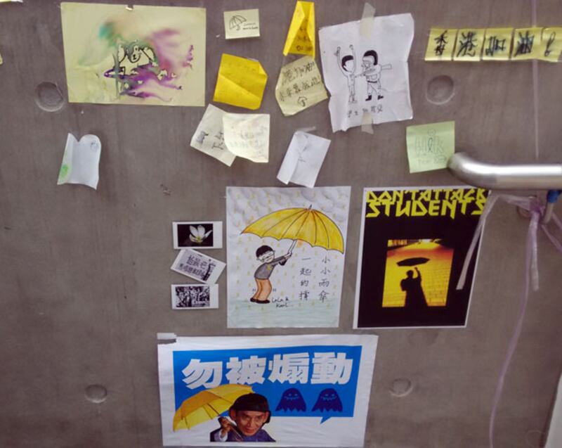 香港佔中區內張貼的各種圖片。(聽眾提供)
