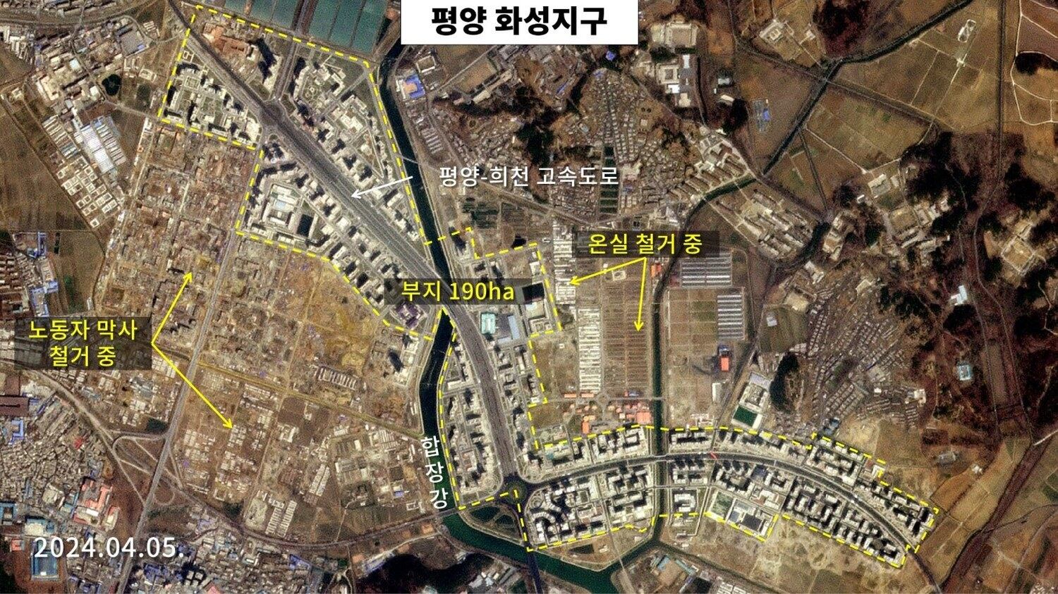 북한 평양시 화성 지구의 2단계 1만 세대 공사가 막바지에 이른 것으로 판단된다. 인근 폐기된 온실과 임시 막사를 철거하는 등 주변 환경 정리가 한창이다. 김정은 북한 총비서가 참석한 가운데 준공식이 성대하게 진행될 것으로 예상된다.