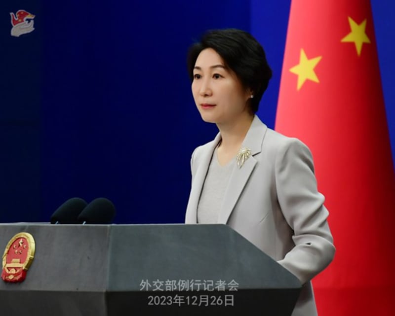 中国外交部发言人毛宁在12月26日举行的例行新闻发布会上表示,根据中国《反外国制裁法》,中方将对一家美国公司和两名人权研究人员采取反制措施。(中国外交部官网截图)