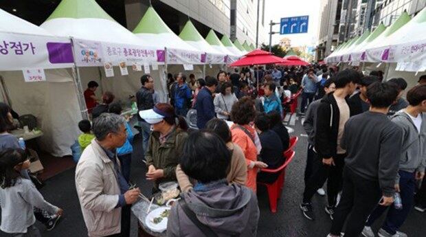 서울 중구 무교로에서 열린 서울 전통시장 한마당 축제에서 시민들이 시장 먹거리를 맛보고 있다.