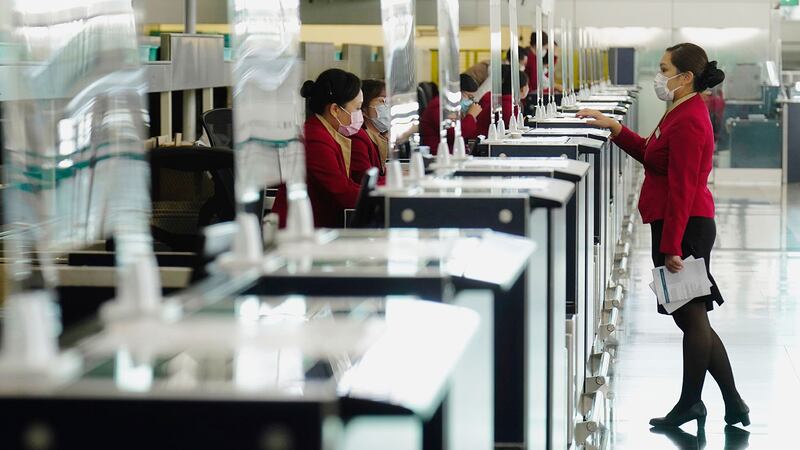 图为，2020年10月21日，国泰航空员工在香港国际机场工作。（AP）