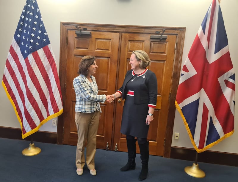 英美两国达成协议,终止对英国加征的钢铝进口关税。美国表示这将使两国可与盟友一道聚焦对抗中国的“不公平贸易行为”。 (英国国际贸易大臣屈维里安(Anne-Marie Trevelyan)推特图片)