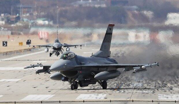 경기도 평택시 주한미공군 오산기지에 미 공군 F-16 전투기가 착륙하고 있다. 
