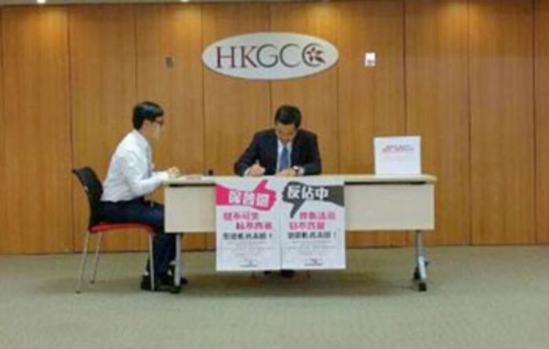 2014年8月15日,特首梁振英正式簽名反佔中,強調“佔中”無法迫中央就範。(保普選反佔中大聯盟提供)