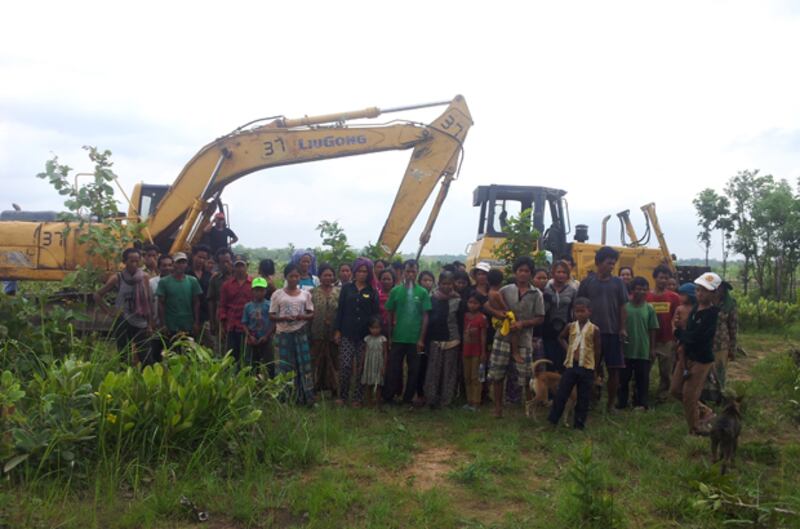 សកម្មភាព​ជនជាតិ​ដើម​ភាគ​តិច​ព្នង ភូមិ​ក្បាលរមាស ស្រុក​សេសាន ខេត្ត​ស្ទឹងត្រែង ឃាត់​គ្រឿងចក្រ​ក្រុមហ៊ុន​ចិន ស៊ីវ ហ្គិច (Saiv Hkech) កាល​ពី​ថ្ងៃ​ទី​១៥ ខែ​មិថុនា ឆ្នាំ​២០១៥។ 