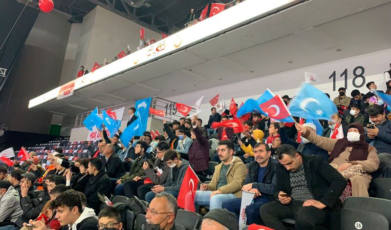 بۈيۈك بىرلىك پارتىيەسى ياشلار قۇرۇلتىيىغا ئىشتىراك قىلغان ئۇيغۇر ياشلىرى ئاي يۇلتۇزلۇق كۆك بايراقلىرىنى لەپىلدەتمەكتە. 2021-يىلى 28-نويابىر، ئەنقەرە، تۈركىيە.