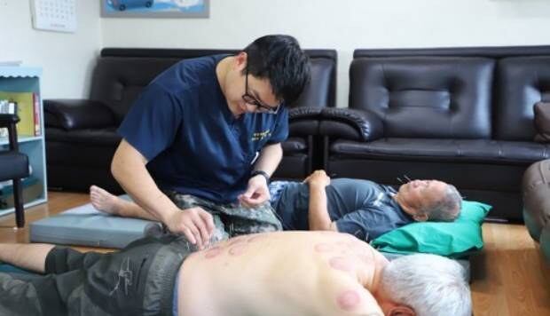 육군 7군단 예하 8기계화보병사단이 경기도 포천시 영중면·창수면·영북면 일대의 주민을 대상으로 한방 의료지원을 하는 모습.